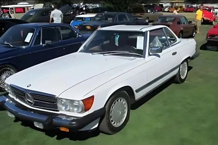  Mercedes-Benz Vào những năm 90, Tyson bắt đầu nổi tiếng hơn và kết bạn được với nhiều ngôi sao showbiz. Trong đó có Tupac Shakur là người truyền cảm hứng rất nhiều cho Tyson về xe cộ. Sau đó, võ sĩ thép lần lượt bổ sung vào bộ sưu tập những chiếc xe hạng sang của Mercedes như SL-Class 560SL hay 500 SL.