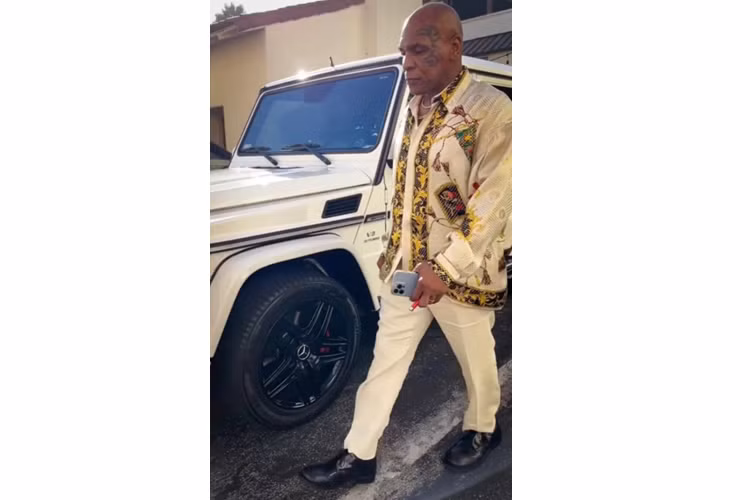Gần đây, nhiều người bắt gặp Mike Tyson sử dụng Mercedes G-Class màu trắng. Được biết, chiếc G Class của Tyson được trang bị động cơ V8 4.0 lít twin-turbo sản sinh 577 mã lực và 850 Nm. Xe có khả năng tăng tốc từ 0-100 km/h trong khoảng 4,5 giây.