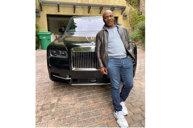 Sau đó, đến năm 1988, ông bầu nổi tiếng Don King đã tặng cho Tyson 2 chiếc xe đắt tiền, một chiếc Rolls-Royce Limousine và một chiếc là Corniche coi như quà hợp tác. Khi mới chỉ ở độ tuổi 22, Mike Tyson đã sở 4 chiếc Rolls-Royce đắt giá.