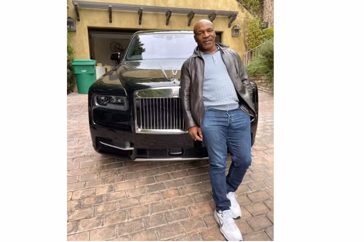 Sau đó, đến năm 1988, ông bầu nổi tiếng Don King đã tặng cho Tyson 2 chiếc xe đắt tiền, một chiếc Rolls-Royce Limousine và một chiếc là Corniche coi như quà hợp tác. Khi mới chỉ ở độ tuổi 22, Mike Tyson đã sở 4 chiếc Rolls-Royce đắt giá.