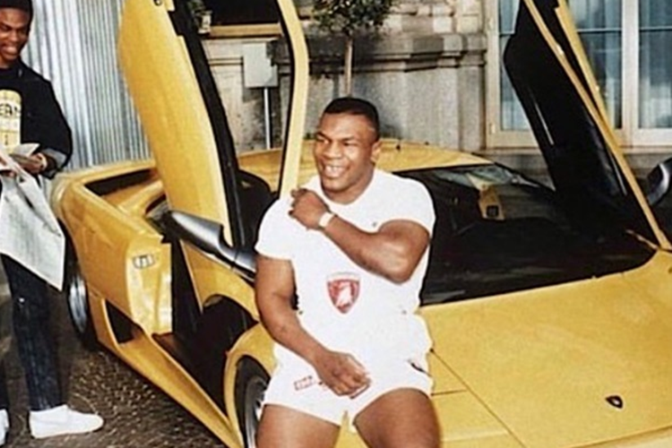  Lamborghini Super Diablo Twin Turbo Năm 1996, nhờ khoản tiền kiếm được từ chiến thắng trước Bruce Seldon, Tyson đã nhanh chóng tậu về garage siêu xe Lamborghini Super Diablo Twin Turbo. Ở thời điểm đó, Lamborghini Super Diablo được coi là chiếc xe sang trọng, đẳng cấp chỉ những người nổi tiếng hay VIP mới sử dụng.