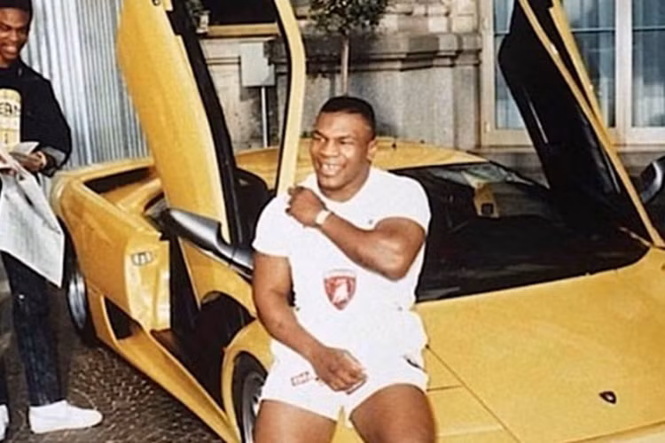  Lamborghini Super Diablo Twin Turbo Năm 1996, nhờ khoản tiền kiếm được từ chiến thắng trước Bruce Seldon, Tyson đã nhanh chóng tậu về garage siêu xe Lamborghini Super Diablo Twin Turbo. Ở thời điểm đó, Lamborghini Super Diablo được coi là chiếc xe sang trọng, đẳng cấp chỉ những người nổi tiếng hay VIP mới sử dụng.