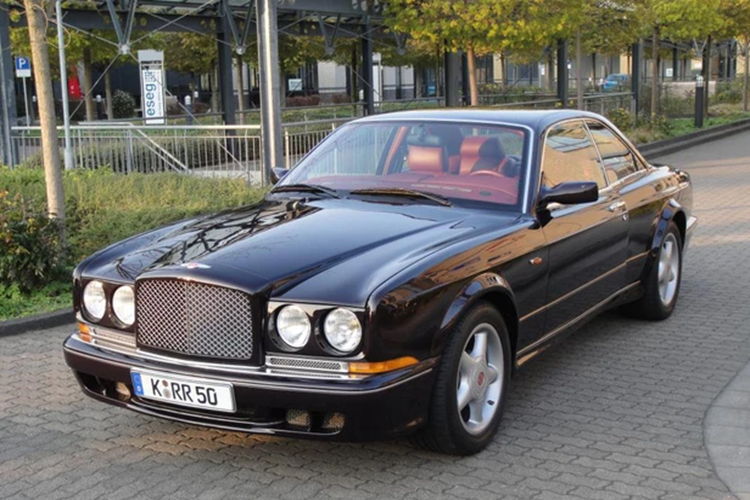  Bentley Continental SC Sau thất bại trước Evander Holyfield vào năm 1997, Tyson đã tậu cho mình chiếc Bentley Continental SC, trị giá lên tới 380.000 bảng Anh (khoảng 9,6 tỷ đồng). Khi đó, Bentley Continental SC chỉ được sản xuất giới hạn đúng 48 chiếc trên thế giới