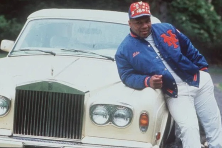  Rolls-Royce Để ăn mừng đai vô địch WBA năm 1986, sau chiến thắng trước James Smith, Mike Tyson tậu xe siêu sang với việc lao thẳng đến một garage lớn nhất tại Manhattan và yêu cầu nhân viên lựa cho mình chiếc Rolls-Royce đắt tiền bậc nhất.