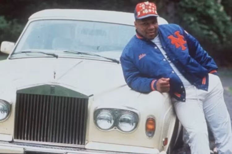  Rolls-Royce Để ăn mừng đai vô địch WBA năm 1986, sau chiến thắng trước James Smith, Mike Tyson tậu xe siêu sang với việc lao thẳng đến một garage lớn nhất tại Manhattan và yêu cầu nhân viên lựa cho mình chiếc Rolls-Royce đắt tiền bậc nhất.