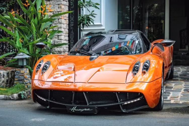 Nội công này trên Pagani Huayra sẽ kết hợp cùng hộp số tuần tự 7 cấp với ly hợp đơn, nhờ đó, "thần gió" Pagani Huayra của Minh “Nhựa” chỉ mất khoảng thời gian 2,8 giây để có thể tăng tốc từ vị trí đứng yên lên 100 km/h trước khi đạt vận tốc tối đa 370 km/h.