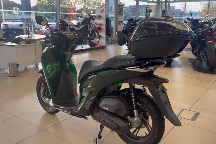 Về truyền động, Honda SH Vetro không có khác biệt về động cơ so với bản thường. Phiên bản 125i dùng động cơ eSP+ 125 phân khối, cho công suất tối đa 13 mã lực và mô-men xoắn cực đại 12 Nm.