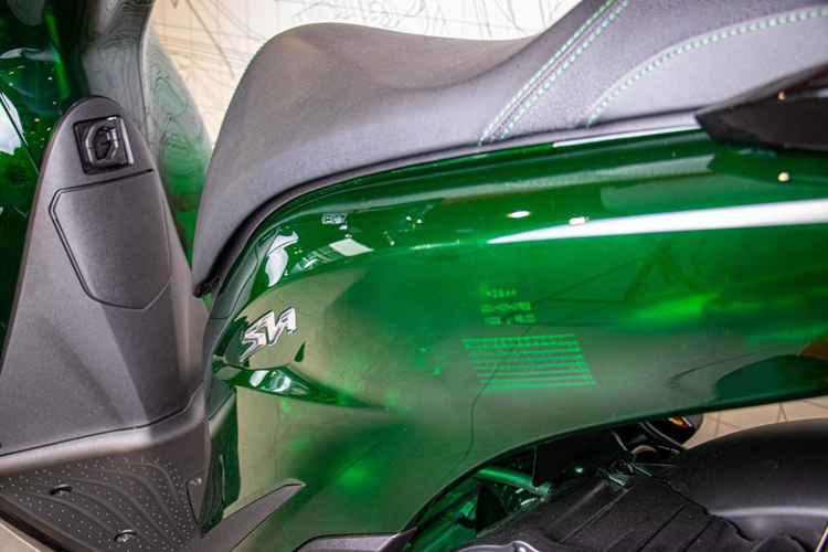 Bên cạnh đó, Honda SH Vetro còn sở hữu các trang bị đáng chú ý khác như: màn hình LCD hiển thị thông tin vận hành, đèn LED, chìa khóa thông minh Smartkey, mâm đúc 16 inch, phanh đĩa trên cả hai bánh kết hợp hệ thống chống bó cứng phanh ABS một kênh và phanh đĩa trước/sau,…