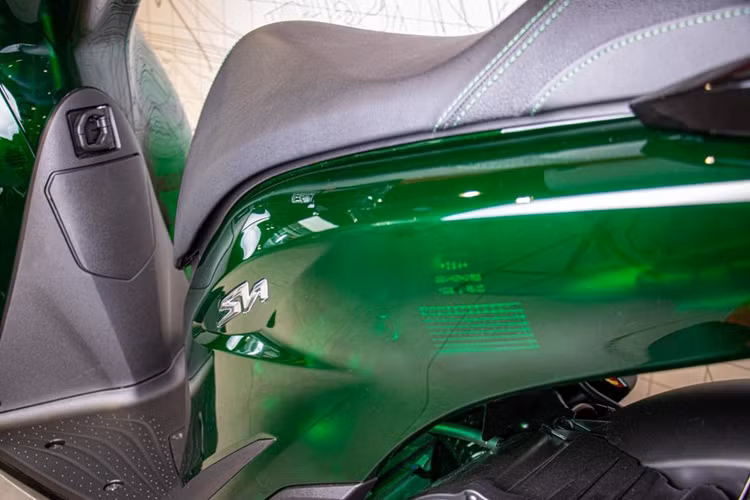 Bên cạnh đó, Honda SH Vetro còn sở hữu các trang bị đáng chú ý khác như: màn hình LCD hiển thị thông tin vận hành, đèn LED, chìa khóa thông minh Smartkey, mâm đúc 16 inch, phanh đĩa trên cả hai bánh kết hợp hệ thống chống bó cứng phanh ABS một kênh và phanh đĩa trước/sau,…