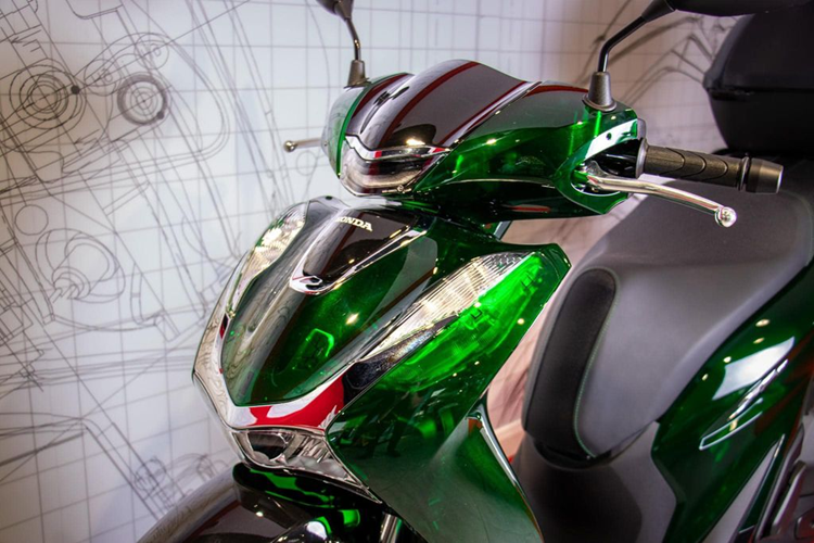 Honda SH Vetro bản đặc biệt lần đầu được giới thiệu trên thị trường quốc tế vào tháng 10/2023 với hai phiên bản. Xe chỉ được sản xuất số lượng giới hạn 700 chiếc, gồm 200 chiếc Honda SH125i Vetro và 500 chiếc SH150i Vetro phân phối trên toàn cầu. Về thiết kế, Honda SH Vetro có kiểu dáng tương tự bản thường.