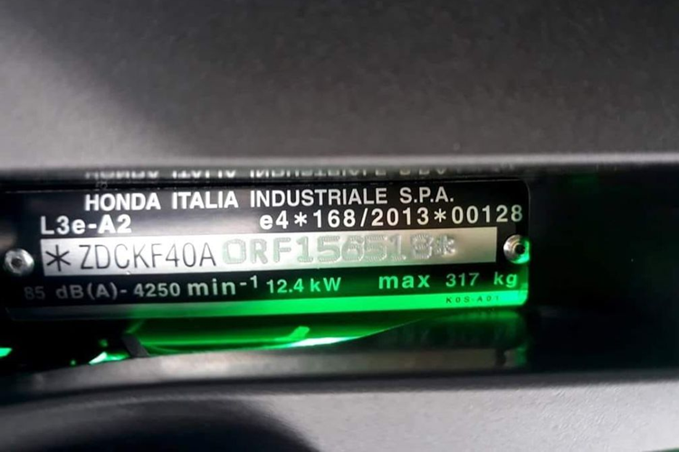 Riêng logo Honda có màu trắng và tem SH có màu bạc ở hai bên thân. Chưa hết, ở phần mặt nạ trước Honda SH Vetro còn có điểm nhấn 3 dải màu sơn xanh, trắng và đỏ lấy cảm hứng từ quốc kỳ Ý. Phía trên 3 dải màu này là dòng chữ "Limited Edition", cho thấy đây là phiên bản đặc biệt giới hạn.