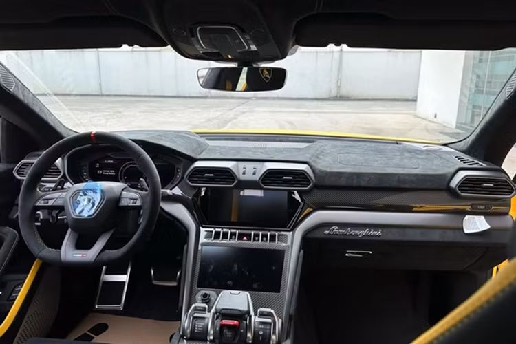 Chiếc siêu SUV Lamborghini Urus Performante của Đoàn Di Băng cũng là xe thứ 3 về nước, ngoại thất có màu sơn vàng như 2 xe đầu tiên, cùng với đó là nhiều chi tiết ở ngoại thất được sơn đen hoặc ốp carbon rất đẹp mắt và cao cấp.