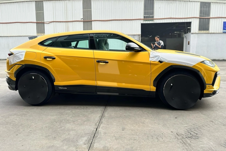 Thú vị ở chỗ, Đoàn Di Băng chỉ khoe chiếc siêu xe gầm cao Lamborghini Urus Performante khi xe đã có mặt tại Việt Nam, xong các thủ tục thông quan, khác với lần trước, khi chồng của nữ đại gia này cho biết đặt mua 2 chiếc xe Rolls-Royce với giá hơn 80 tỷ đồng, nhưng 2 năm trôi qua, xe vẫn biệt tăm.