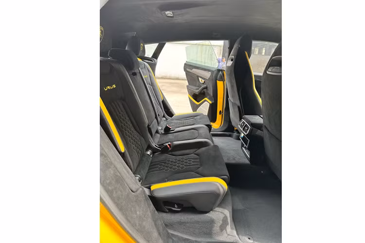 Đằng sau siêu xe gầm cao Lamborghini Urus Performante có cản va sau và khuếch tán gió mới, cánh gió mui carbon và ống xả thể thao của Akrapovic.