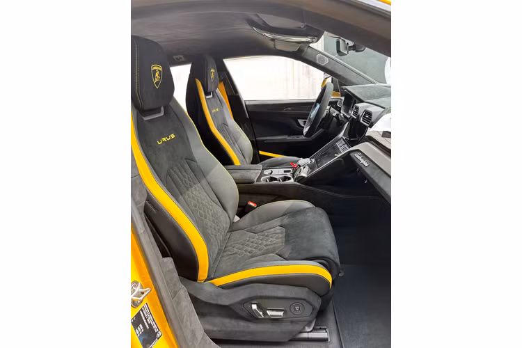 Siêu xe gầm cao Lamborghini Urus Performante có một vài sự khác biệt ở ngoại thất so với bản tiêu chuẩn như nắp capô carbon, cản va trước và hốc gió hoàn toàn mới, bên hông xe có la-zăng mới kích thước 22-23 inch, logo Performante trên nẹp sườn, trước bánh xe sau.