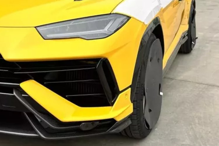 Được biết, khối động cơ mạnh mẽ này giúp xe Lamborghini Urus Performante có thể đua nước rút từ vị trí xuất phát lên 100 km/h trong thời gian 3,3 giây, nhanh hơn 0,3 giây so với bản tiêu chuẩn trước khi đạt vận tốc tối đa 306 km/h.