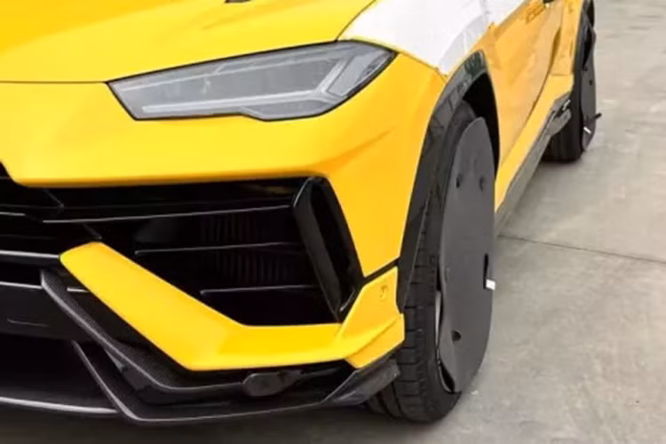 Được biết, khối động cơ mạnh mẽ này giúp xe Lamborghini Urus Performante có thể đua nước rút từ vị trí xuất phát lên 100 km/h trong thời gian 3,3 giây, nhanh hơn 0,3 giây so với bản tiêu chuẩn trước khi đạt vận tốc tối đa 306 km/h.