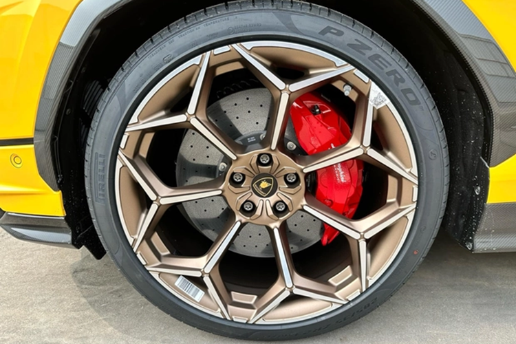 Giá xe Lamborghini Urus Performante của Đoàn Di Băng mới được chồng tặng quà sinh nhật chỉ từ 16,5 tỷ đồng, rẻ chán so với 2 chiếc xe Rolls-Royce mà chồng của hot mom này từng công bố mua tặng vợ.