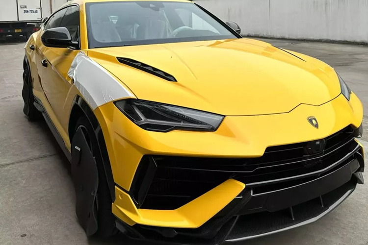 Được biết, chiếc siêu xe Lamborghini Urus của Đoàn Di Băng được chồng tặng là dòng xe Urus đã có gần 30 chiếc được nhập khẩu về nước, tuy nhiên, mẫu xe của nữ đại gia này lại thuộc bản hiệu năng cao có tên đầy đủ chính là Lamborghini Urus Performate, vốn chỉ có 3 chiếc như vậy lộ ảnh xuất hiện ở dải đất hình chữ S.