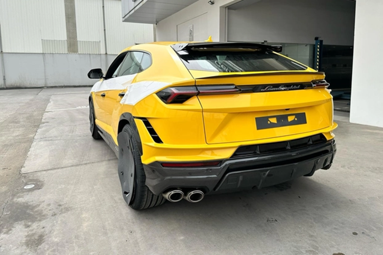 Thay đổi cuối cùng trên Lamborghini Urus Performante chính là việc xe rút gọn chỉ còn 4 chế độ lái thay vì 7 như bản tiêu chuẩn, ngoài Strada, Sport và Corsa rất quen thuộc, xe có thêm chế độ lái Rally hoàn toàn mới, hứa hẹn sẽ giúp các khách hàng muốn khám phá siêu xe gầm cao Lamborghini Urus Performante trên các con đường khắc nghiệt.