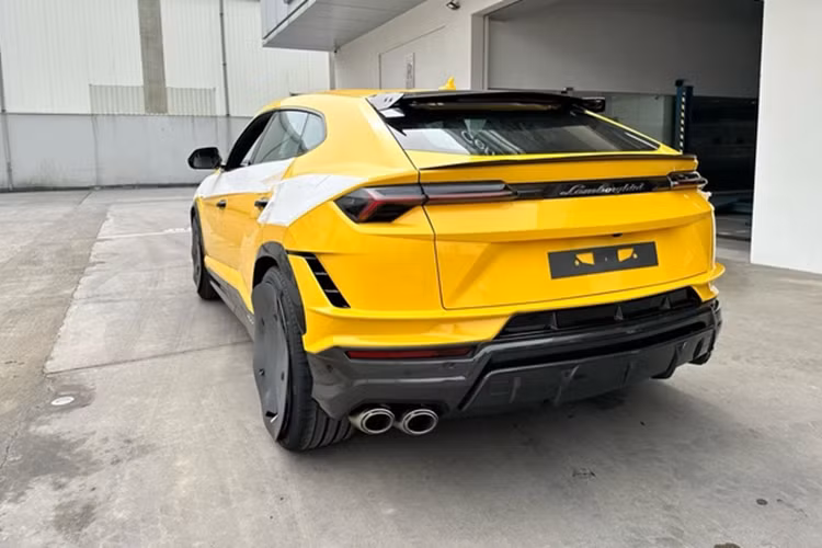Thay đổi cuối cùng trên Lamborghini Urus Performante chính là việc xe rút gọn chỉ còn 4 chế độ lái thay vì 7 như bản tiêu chuẩn, ngoài Strada, Sport và Corsa rất quen thuộc, xe có thêm chế độ lái Rally hoàn toàn mới, hứa hẹn sẽ giúp các khách hàng muốn khám phá siêu xe gầm cao Lamborghini Urus Performante trên các con đường khắc nghiệt.
