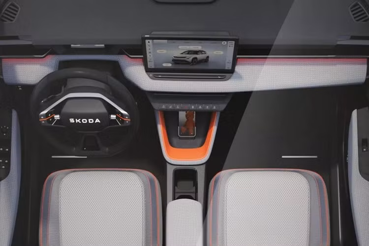 Phù hợp với chiến lược tương lai của Skoda, Carscoops dự kiến Epiq sẽ sử dụng các vật liệu bền vững trong toàn bộ nội thất, cùng với nhiều tính năng Simply Clever khác nhau để nâng cao tính thực tế của nó. Tâm điểm của bảng điều khiển tối giản là màn hình thông tin giải trí độc lập lớn, đi kèm với cụm đồng hồ kỹ thuật số nhỏ hơn.