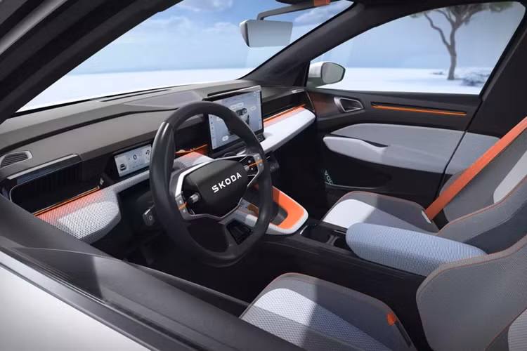 Nắp ca-pô vỏ sò có dòng chữ Skoda mới với đèn LED hình chữ T thanh mảnh ở góc kết hợp đèn LED nhỏ kéo dài về phía trung tâm. Skoda Epiq được trang bị lưới tản nhiệt tối màu có tên "Tech-Deck Face" thay cho lưới tản nhiệt truyền thống.