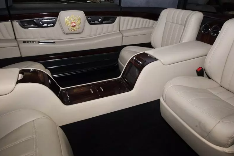 Lần đầu tiên xuất hiện trước công chúng trong lễ tái đắc cử của Tổng thống Putin vào ngày 7/5/2018, Aurus Senat Limousine là thành quả phát triển của dự án Kortezh từ năm 2012. Xe sở hữu sở hữu chiều dài 6.630 mm và chiều dài cơ sở 4.300 mm, nhỉnh hơn cả Rolls-Royce Phantom EWB cũng như Maybach 62 cũ.