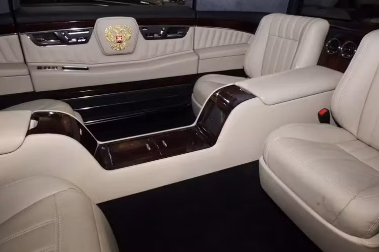 Lần đầu tiên xuất hiện trước công chúng trong lễ tái đắc cử của Tổng thống Putin vào ngày 7/5/2018, Aurus Senat Limousine là thành quả phát triển của dự án Kortezh từ năm 2012. Xe sở hữu sở hữu chiều dài 6.630 mm và chiều dài cơ sở 4.300 mm, nhỉnh hơn cả Rolls-Royce Phantom EWB cũng như Maybach 62 cũ.