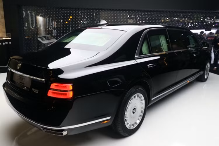 Động cơ kết hợp với mô-tơ điện mạnh 40 mã lực. Toàn bộ sức mạnh được truyền tới cả 4 bánh thông qua hộp số tự động 9 cấp. Hiện chưa rõ giá bán của Aurus Senat Limousine. Trong khi đó, Aurus Senat thông thường đã có giá lên đến 18 triệu Rúp (khoảng 4,788 tỷ đồng).