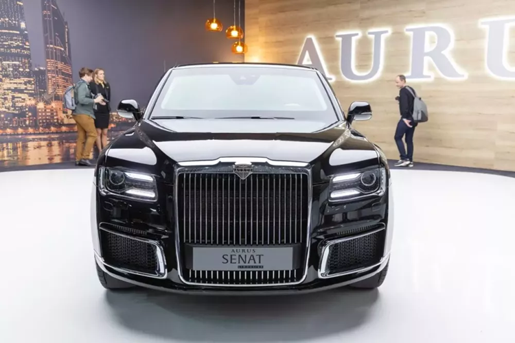 Ông Dmitry Peskov, người phát ngôn của điện Kremlin, cho biết ông Kim đã bày tỏ sự ngưỡng mộ với chiếc xe siêu sang Aurus Senat Limousine khi được ngồi trải nghiệm vào hồi tháng 9 năm ngoái. Do đó, ông Putin đã quyết định tặng chiếc xe này cho nhà lãnh đạo Triều Tiên.