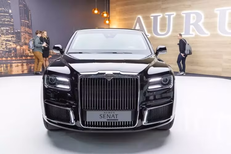 Ông Dmitry Peskov, người phát ngôn của điện Kremlin, cho biết ông Kim đã bày tỏ sự ngưỡng mộ với chiếc xe siêu sang Aurus Senat Limousine khi được ngồi trải nghiệm vào hồi tháng 9 năm ngoái. Do đó, ông Putin đã quyết định tặng chiếc xe này cho nhà lãnh đạo Triều Tiên.