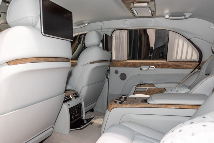 Bên ngoài, Aurus Senat Limousine trông khá giống với xe Rolls-Royce, đặc biệt là phần đầu xe. Tại đây, xe được trang bị lưới tản nhiệt cỡ lớn với những nan dọc mạ crôm và cụm đèn pha LED vuông vức. Ngay cả vành la-zăng của xe cũng khá giống với Rolls-Royce.