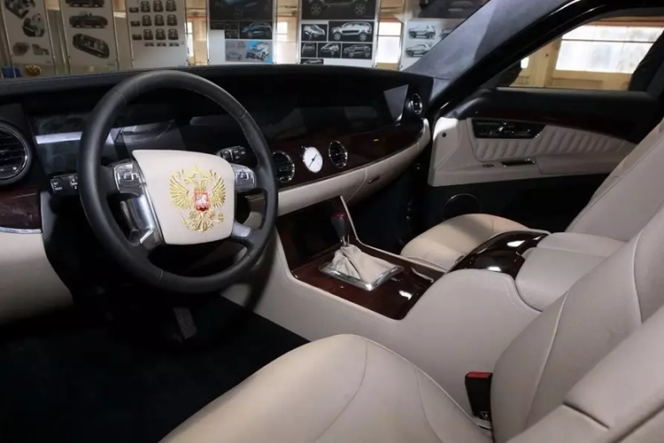 Chiếc Aurus Senat Limousine sẽ là sự bổ sung mới nhất cho bộ sưu tập xe của ông Kim. Theo một số nguồn tin, Chủ tịch Triều Tiên hiện sở hữu nhiều chiếc xe như Mercedes-Maybach.