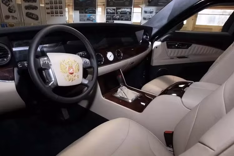 Chiếc Aurus Senat Limousine sẽ là sự bổ sung mới nhất cho bộ sưu tập xe của ông Kim. Theo một số nguồn tin, Chủ tịch Triều Tiên hiện sở hữu nhiều chiếc xe như Mercedes-Maybach.