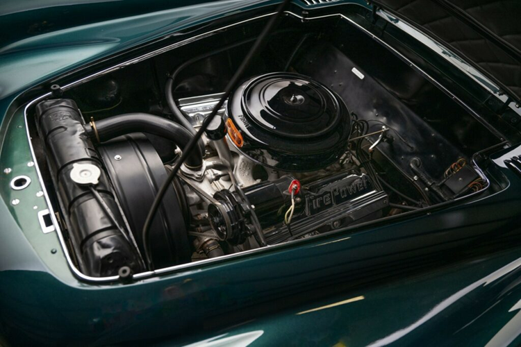 Mẫu xe cũng được trang trí nhiều chi tiết như vô lăng mạ chrome, đồng hồ đo hình tròn và radio. Chrysler cũng đã được sửa đổi và cập nhật nhiều lần trong những năm qua, bên cạnh việc được sơn lại nhiều lần thì xe còn được trang bị động cơ FirePower Hemi 1955.