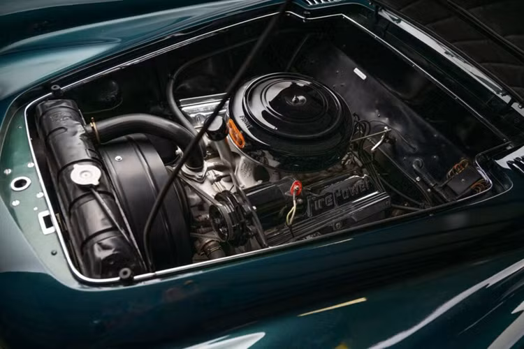 Mẫu xe cũng được trang trí nhiều chi tiết như vô lăng mạ chrome, đồng hồ đo hình tròn và radio. Chrysler cũng đã được sửa đổi và cập nhật nhiều lần trong những năm qua, bên cạnh việc được sơn lại nhiều lần thì xe còn được trang bị động cơ FirePower Hemi 1955.