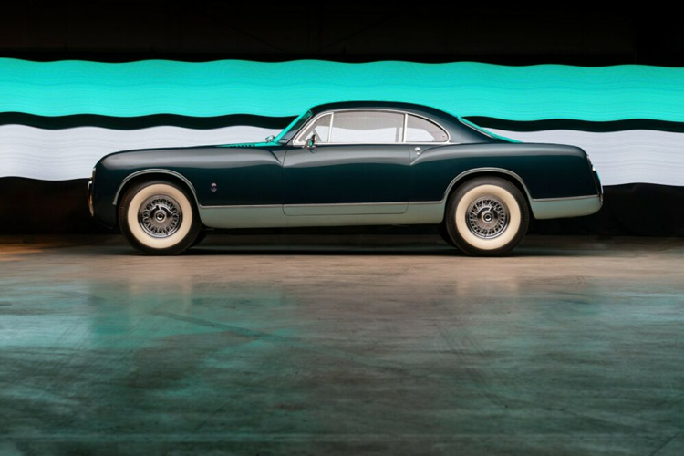 Được RM Sotheby’s bán đấu giá vào ngày 15/8 tới đây, chiếc xe cổ Chrysler Styling Special đời 1952 đã ra mắt lần đầu tiên tại Triển lãm ô tô Paris năm 1952 và là đây chiếc “Chrysler Special” nguyên bản nhất.