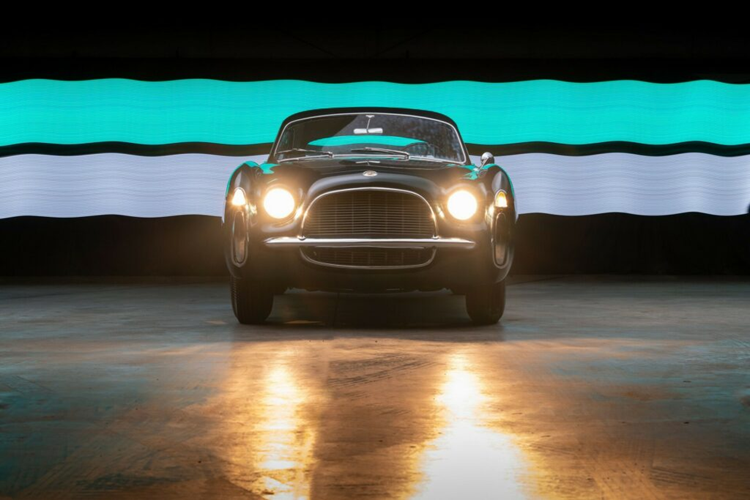 Mặc dù dựa trên một chiếc New Yorker nhưng chiếc coupe thể thao này có khung gầm được thu ngắn lại và mang nét tinh tế mang hơi hướng châu Âu. Tuy nhiên trên thực tế, mẫu xe này có kích thước tổng thể rất lớn lên tới 5.436 mm và chiều rộng trục bánh xe lên tới 3.023 mm.