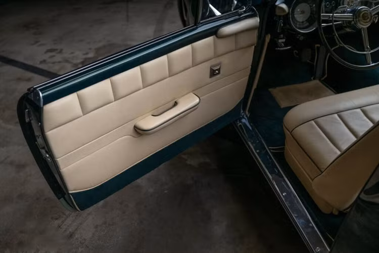 Những điểm nổi bật khác bao gồm khoang lốp dự phòng được trang bị thủy lực. Khoang nội thất của xe được hoàn thiện với màu sơn hai tông màu có ghế dài dành cho ba người cũng như kệ để hành lý phía sau.