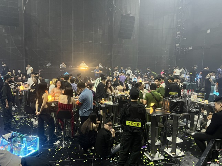 Đột kích quán bar A Plus, 15 đối tượng dương tính với ma túy Dot kich quan bar A Plus, 15 doi tuong duong tinh voi ma tuy