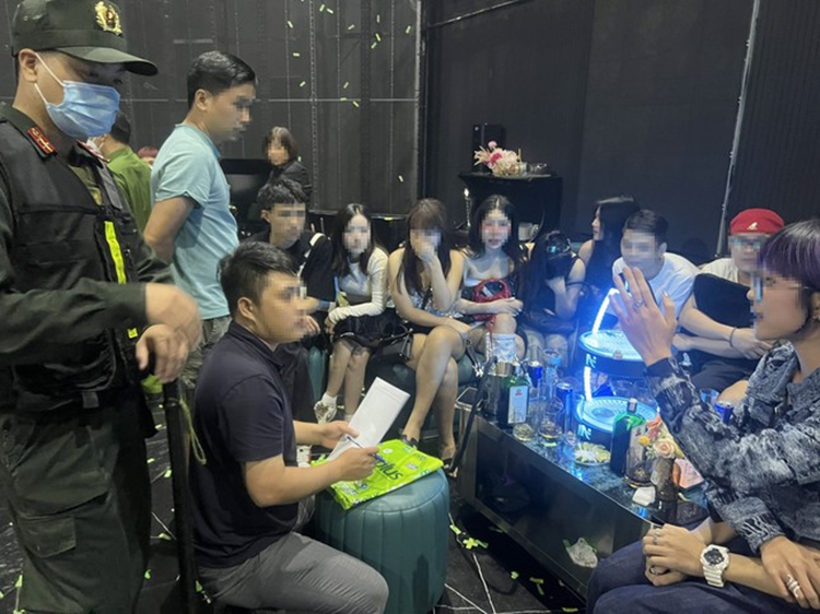 Đột kích quán bar A Plus, 15 đối tượng dương tính với ma túy - Hình 2 Dot kich quan bar A Plus, 15 doi tuong duong tinh voi ma tuy-Hinh-2