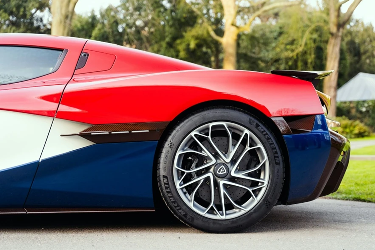 Siêu xe điện Rimac Nevera được trang bị 4 động cơ điện riêng biệt tại mỗi bánh, giúp chiếc xe đạt công suất tối đa lên đến 1.914 mã lực và mô-men xoắn 2.340 Nm. Đi kèm là bộ pin có dung lượng 120 kWh, cho phép di chuyển quãng đường 489 km trong một chu kỳ sạc.