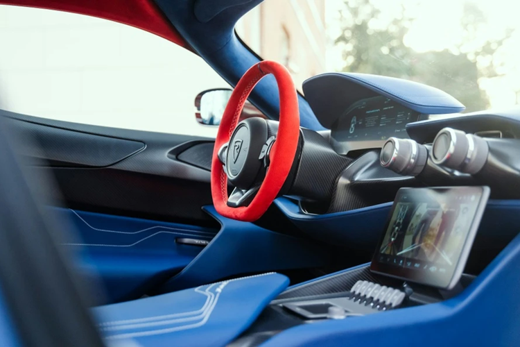Nội thất của Rimac Nevera của đại gia VIP này được hoàn thiện với da cao cấp màu xanh Dark Blue và Alcantara màu đỏ, kết hợp với các đường chỉ tương phản màu trắng và xanh Dark Blue.