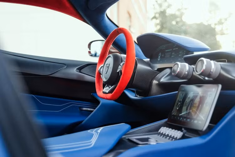 Nội thất của Rimac Nevera của đại gia VIP này được hoàn thiện với da cao cấp màu xanh Dark Blue và Alcantara màu đỏ, kết hợp với các đường chỉ tương phản màu trắng và xanh Dark Blue.