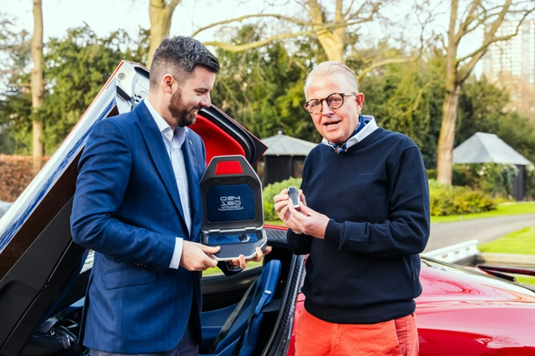 Đặc biệt hơn, vị khách hàng này đã cá nhân hóa chiếc xe với 3 màu sắc đỏ Volcano Red, trắng Polar White và xanh Navy Blue, kết hợp với các đường viền màu cam trên các chi tiết bằng sợi carbon. Đây cũng chính là 3 màu chính trong quốc kỳ của Hà Lan. Đi kèm là bộ mâm đa chấu được sơn màu xám Gunmetal và kẹp phanh màu đen.