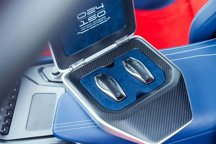 Nhờ các trang bị trên, mẫu hypercar thuần điện này có khả năng tăng tốc từ 0 lên 100 km/h chỉ trong 1,81 giây, tốc tối đa lên đến 412 km/h. Chiếc xe có thể hoàn thành đường đua drag dài 0,25 dặm (khoảng 400 m) trong 8,25 giây.