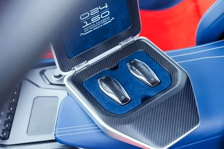 Nhờ các trang bị trên, mẫu hypercar thuần điện này có khả năng tăng tốc từ 0 lên 100 km/h chỉ trong 1,81 giây, tốc tối đa lên đến 412 km/h. Chiếc xe có thể hoàn thành đường đua drag dài 0,25 dặm (khoảng 400 m) trong 8,25 giây.