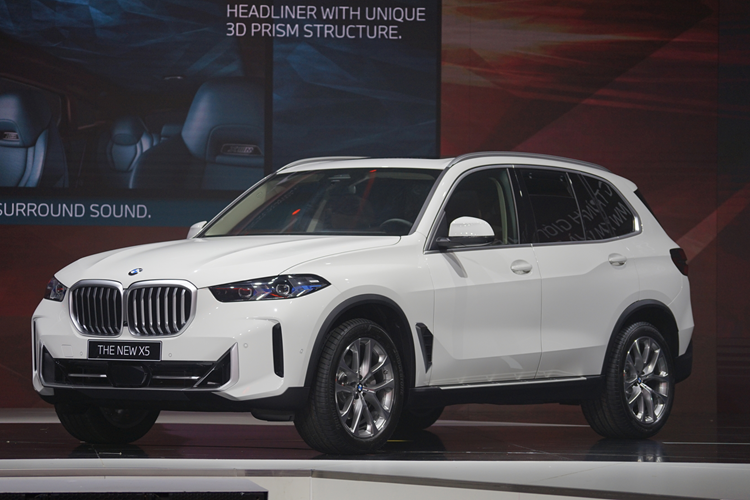 Bên trong mẫu xe SUV hạng sang BMW X5 được bổ sung màn hình cong Curved Display mới, kết hợp giữa bảng đồng hồ kỹ thuật số 12,3 inch sau vô lăng và màn hình cảm ứng trung tâm 14,9 inch. Bên cạnh đó là hệ thống đèn Light Bar chiếu xung quanh dạng LED với đồ hoạ ký tự X5 và cần số điện tử nạm pha lê sang trọng.