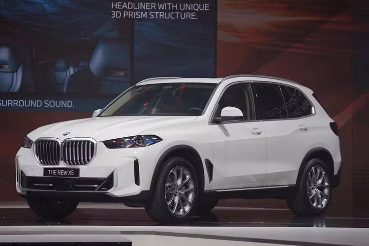 Bên trong mẫu xe SUV hạng sang BMW X5 được bổ sung màn hình cong Curved Display mới, kết hợp giữa bảng đồng hồ kỹ thuật số 12,3 inch sau vô lăng và màn hình cảm ứng trung tâm 14,9 inch. Bên cạnh đó là hệ thống đèn Light Bar chiếu xung quanh dạng LED với đồ hoạ ký tự X5 và cần số điện tử nạm pha lê sang trọng.